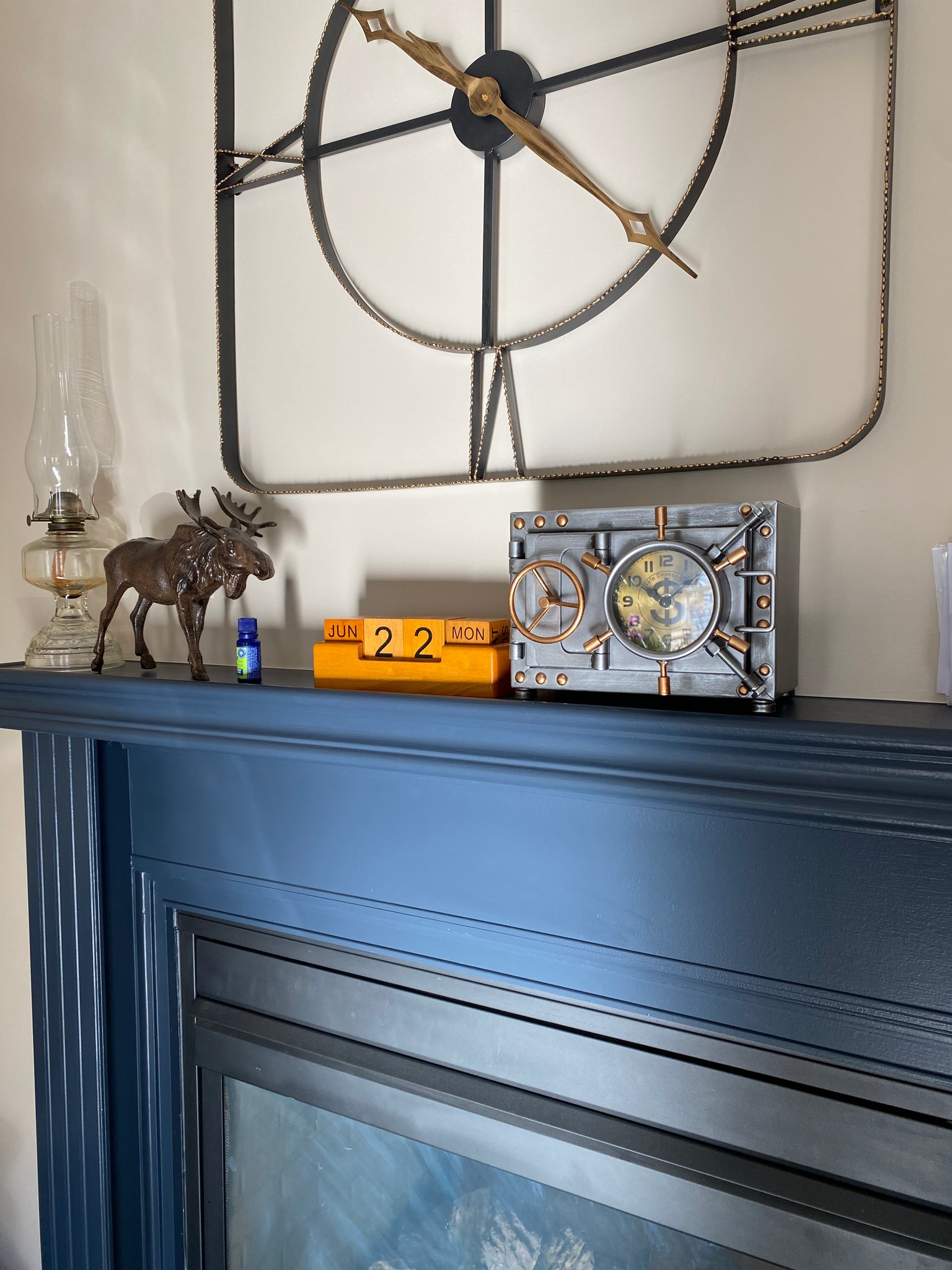 Table clock with Piggy Bank